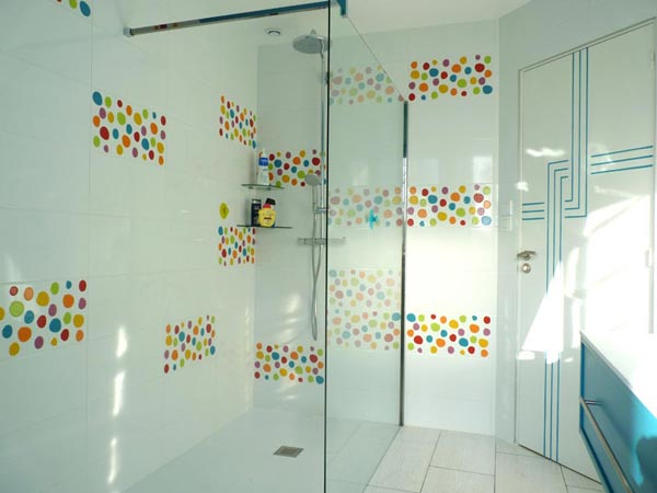 Aménagement salle de bain bleu blanc couleurs vives - Entreprise de maçonnerie à Laval Mayenne Fougères et Ernée