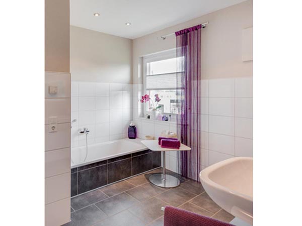 Aménagement salle de bain gris blanc prune - Entreprise de maçonnerie à Laval Mayenne Fougères et Ernée
