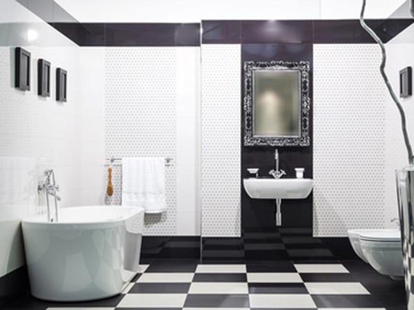 Aménagement salle de bain noir et blanc - Entreprise de maçonnerie à Laval Mayenne Fougères et Ernée